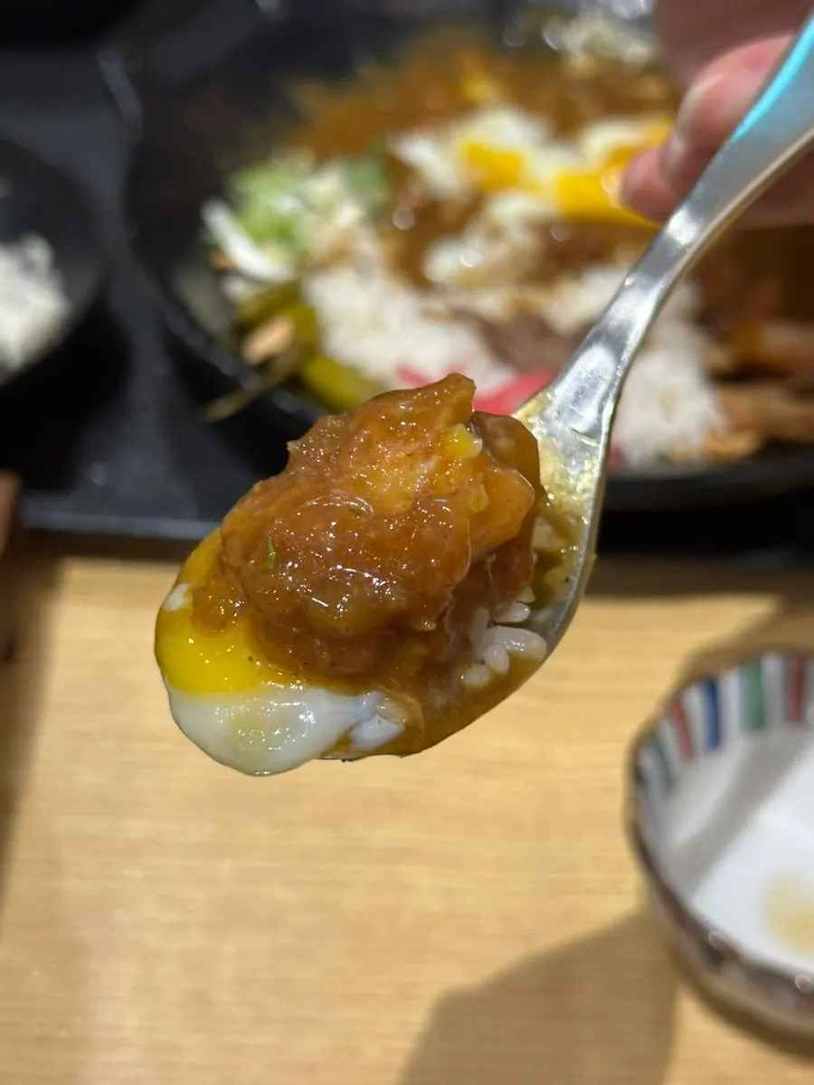 온센 타마고를 터뜨려 비빈 카레