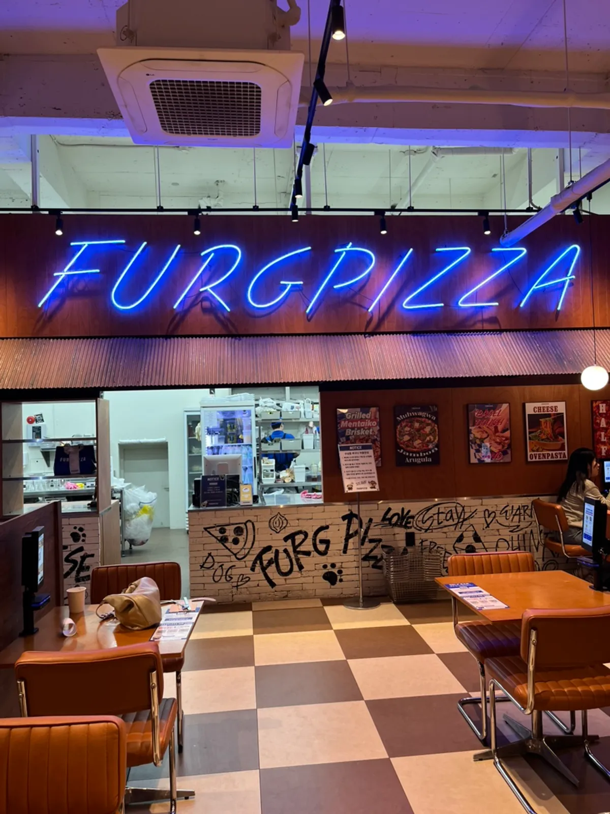 American-style interior of Pug Pizza House Sillim Branch