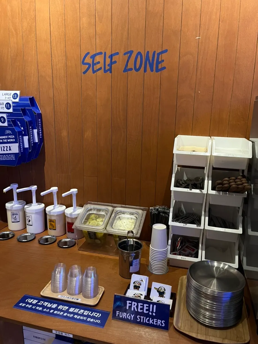 Pet zone seating and table layout