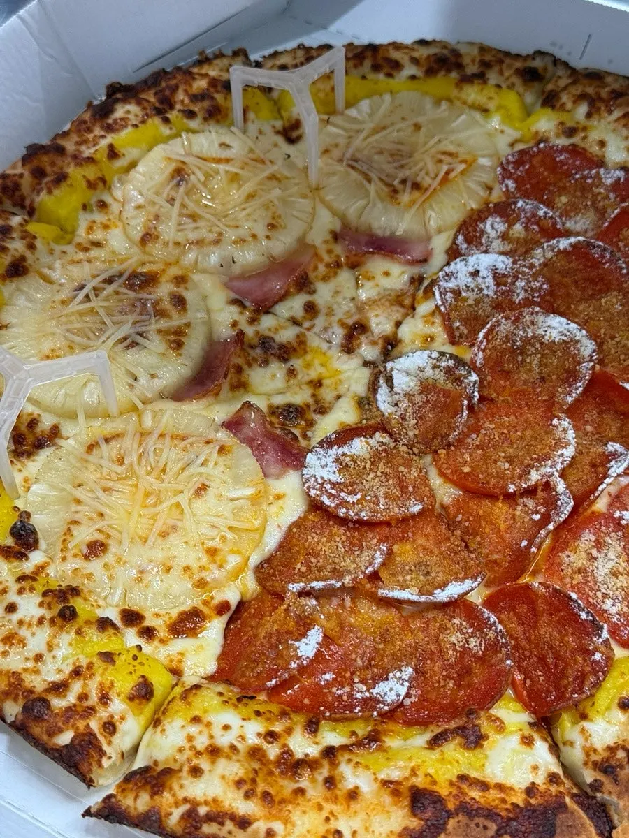 一枚で二つの味、半々ピザLサイズ