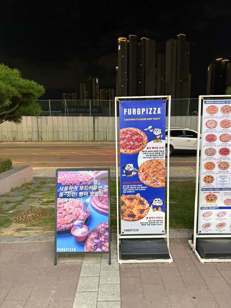 店の前に立てられたメニュー看板