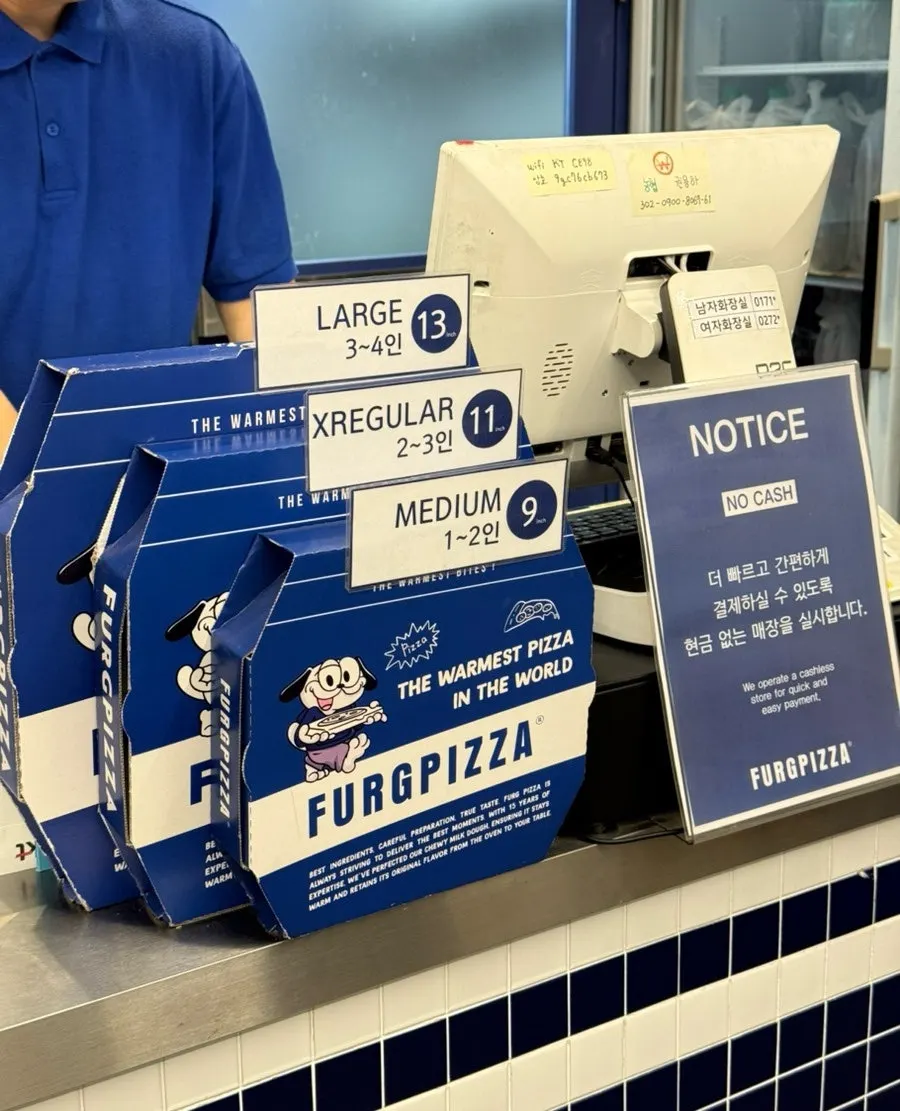 ブルーカラーをポイントにしたフォーグピザ仁荷大駅店の内部