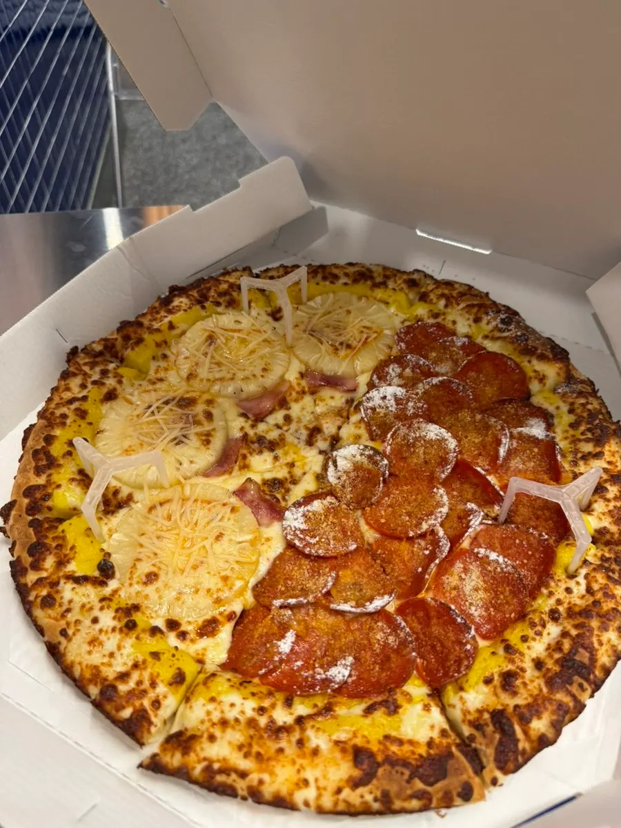 個性の異なる二つの味の半々ピザ一枚