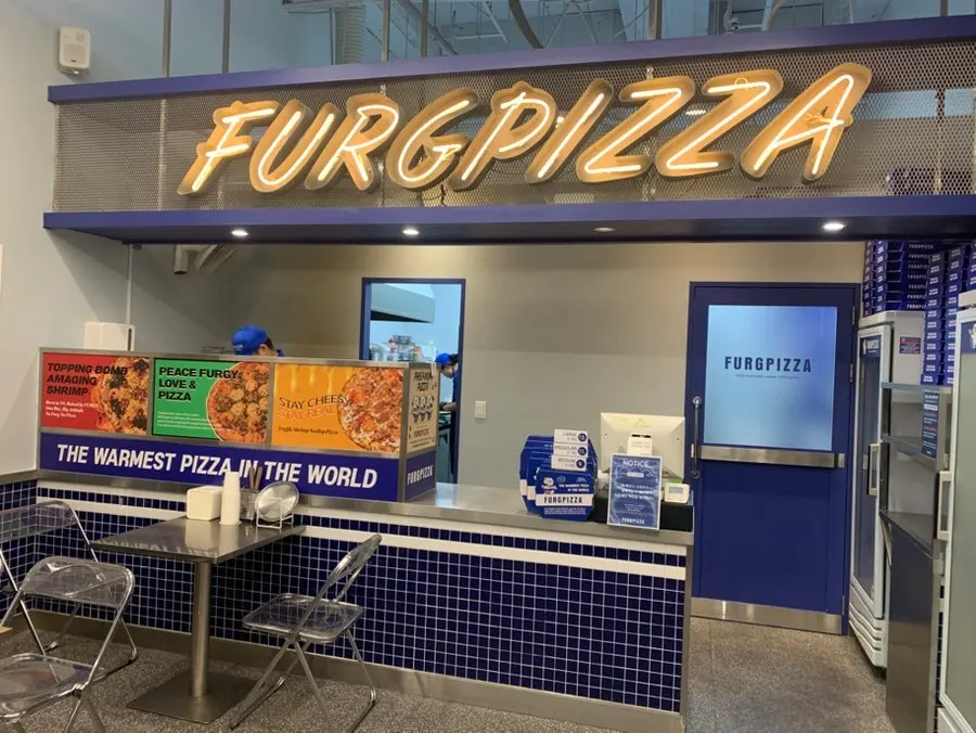 FURGPIZZAのネオンサインが見える店舗正面