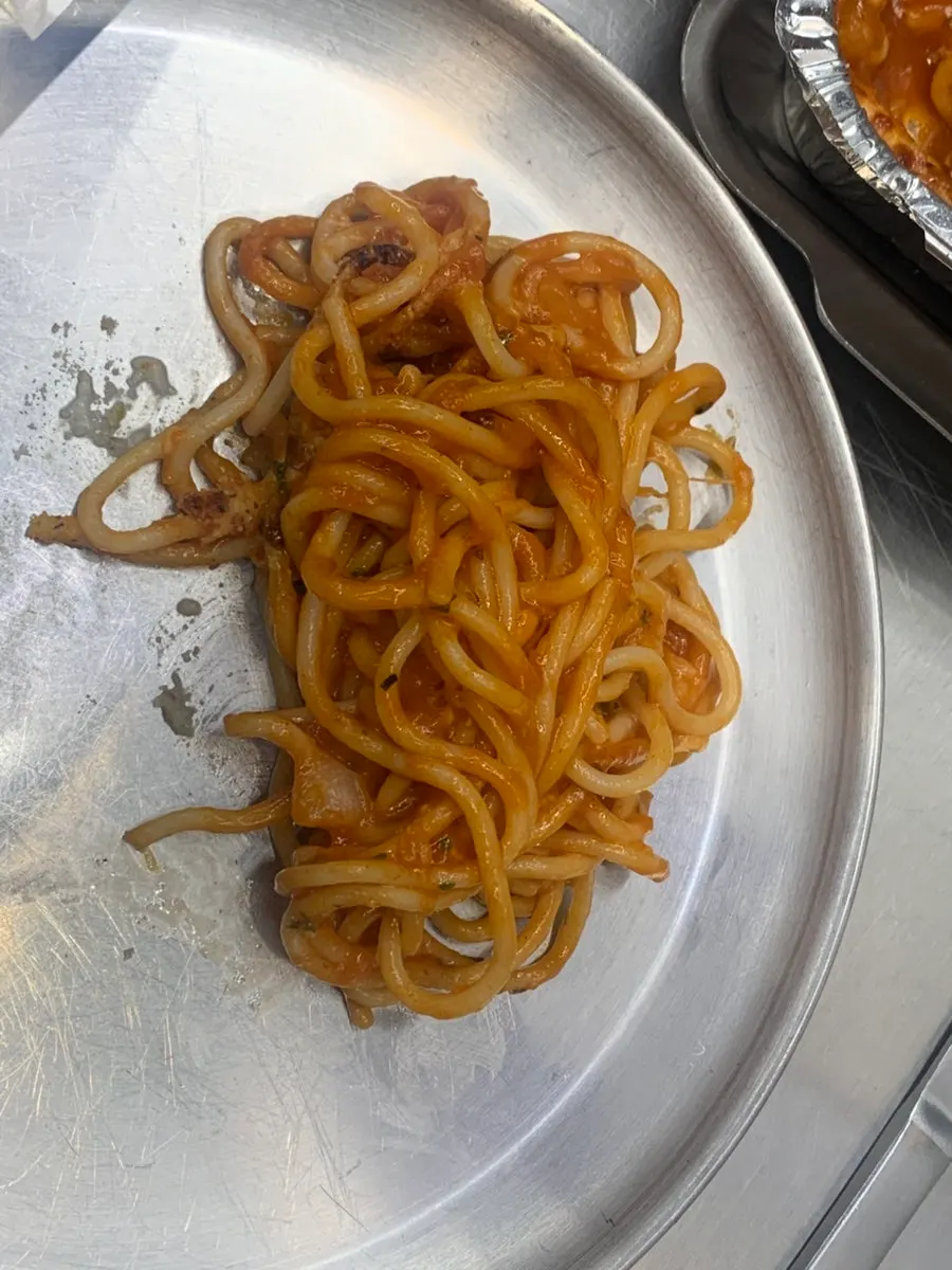 フォークで持ち上げたチーズオーブンスパゲティの麺