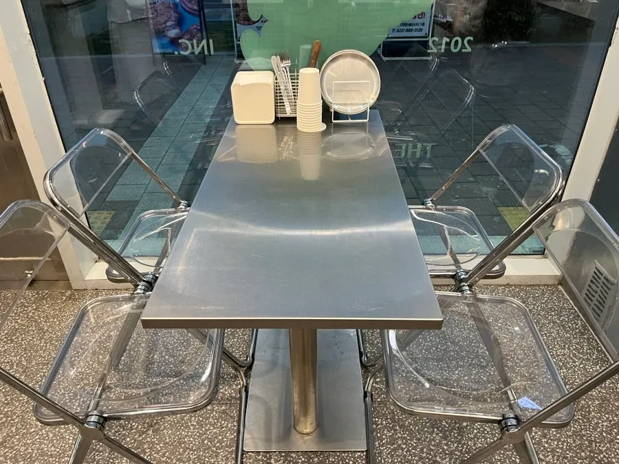 퍼그피자 브랜드 이름 뜻이 적힌 매장 안내문