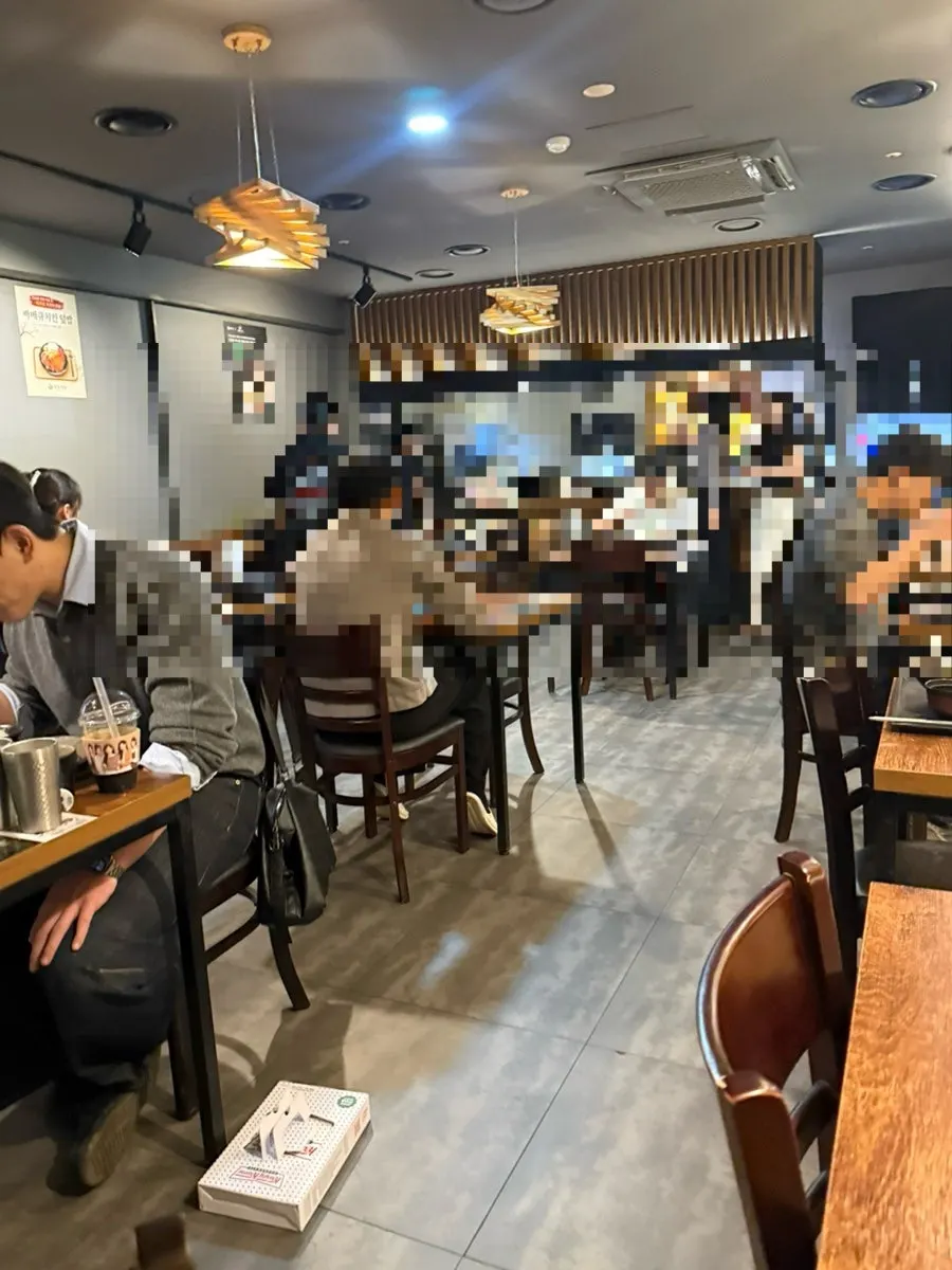 Restaurant bustling with customers who came for gyukatsu at lunchtime