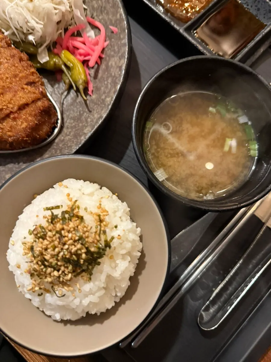 Picking up a piece of gyukatsu grilled to the preferred doneness