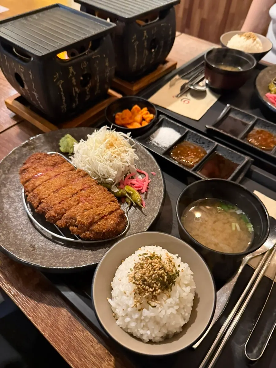 Grilled gyukatsu eaten together with rice at a lunch table