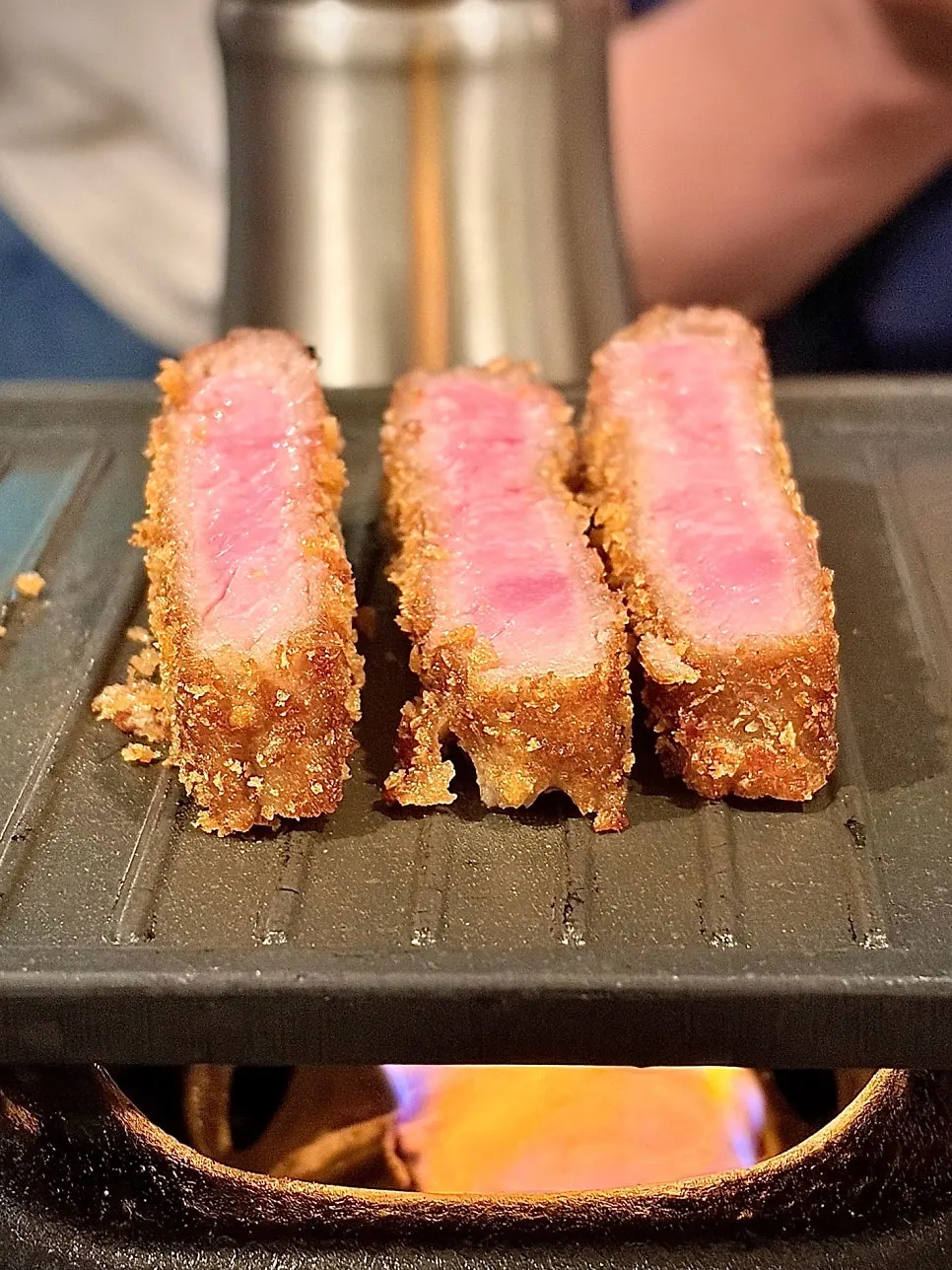 コリコリした食感の牛カツ肉の断面クローズアップ