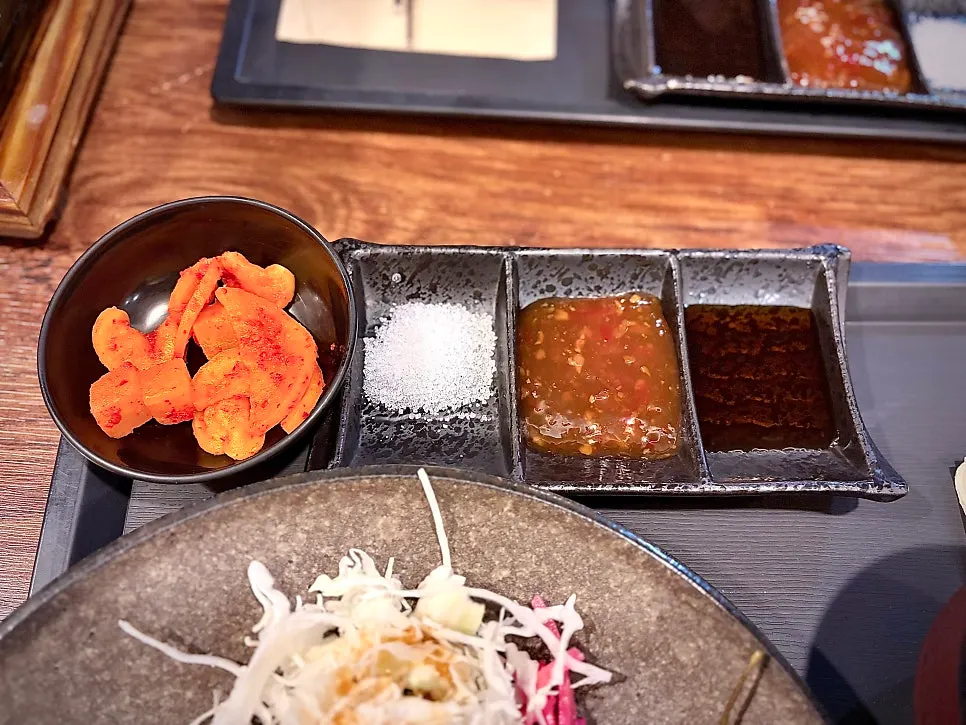 牛カツと一緒に出てきたソース各種の皿