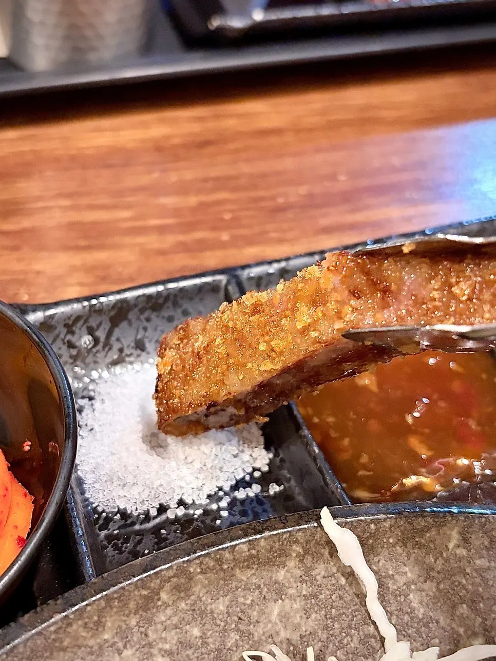 特製醤油に付ける牛カツ