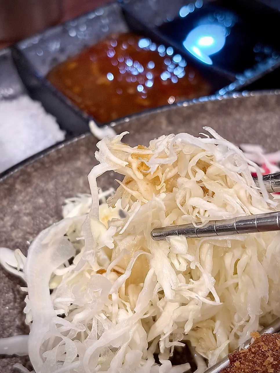 焼いた牛カツとご飯を一緒に食べる様子
