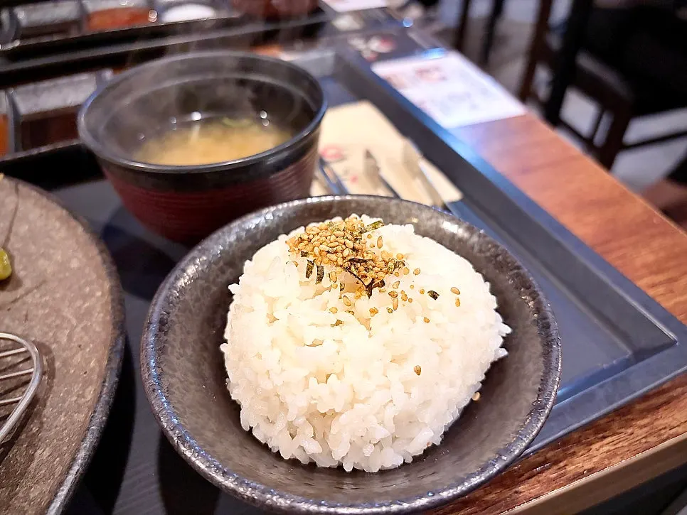 キャベツサラダと味噌汁が一緒に並んだ牛カツの膳