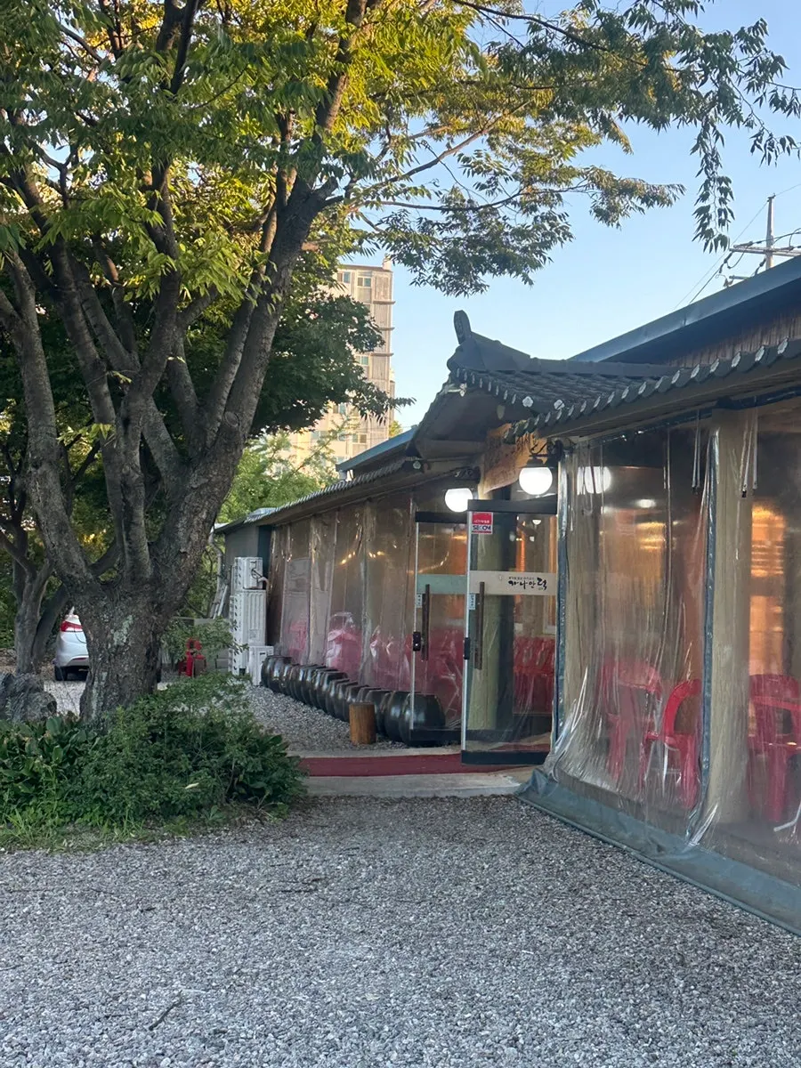 Spacious parking lot at Ganaandeok Gyeyang Branch