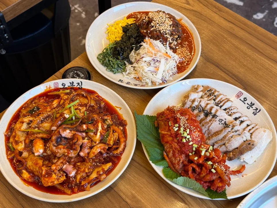 오봉집 삼성점 낙지볶음과 보쌈 세트 상차림