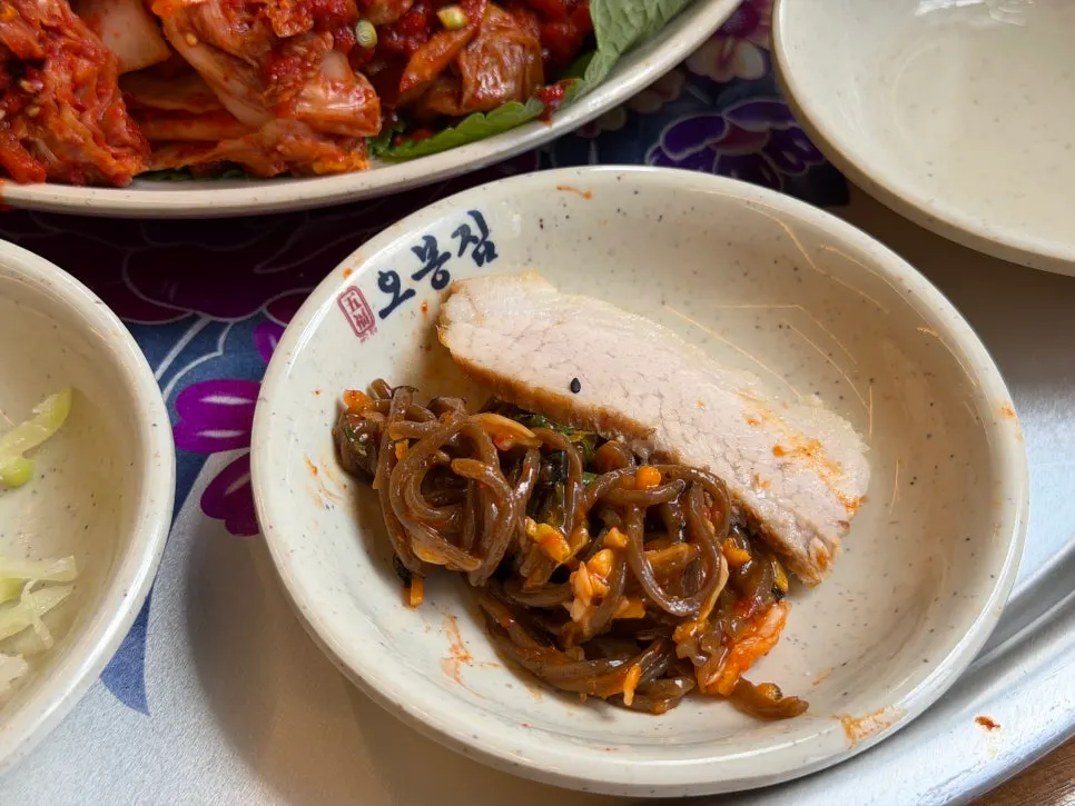 비벼낸 쟁반비빔막국수 한 젓가락