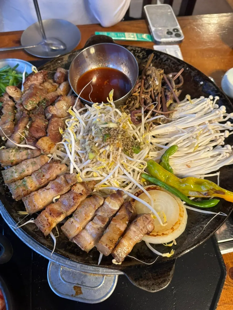 Ogyeopsal and kkodeulsal served together on the table