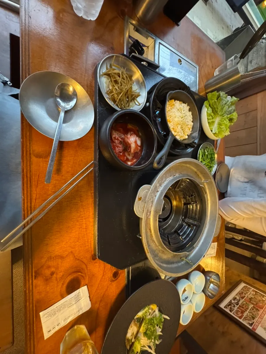Meat and kimchi-mari guksu placed together on the table