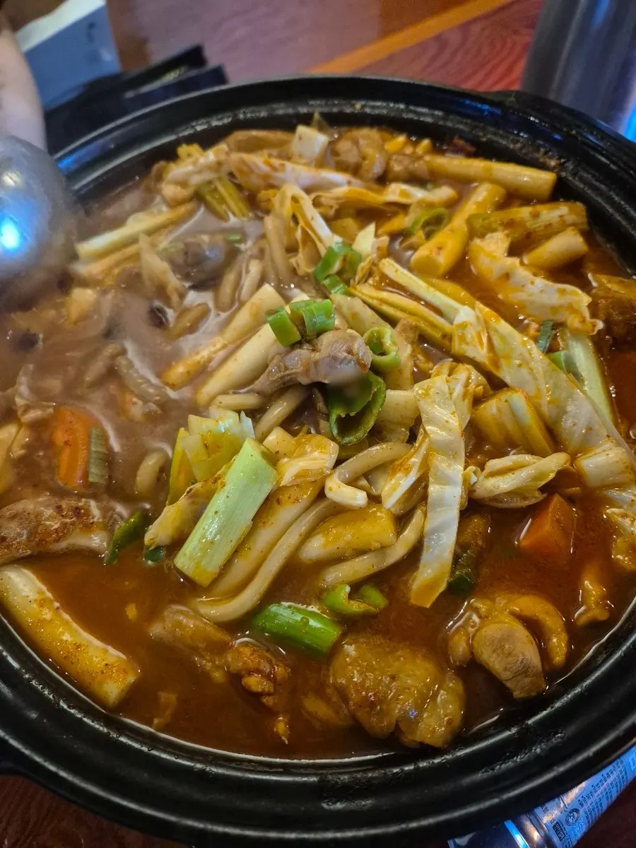 우동사리를 추가한 순살닭볶음탕 한 냄비
