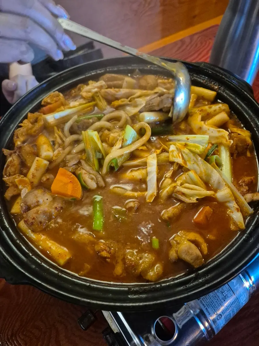 보글보글 끓고 있는 순살닭볶음탕