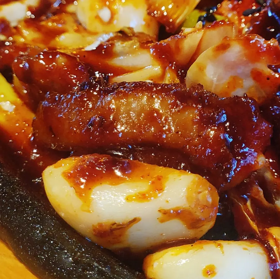 마요네즈에 찍은 직화 꼼장어 한 점