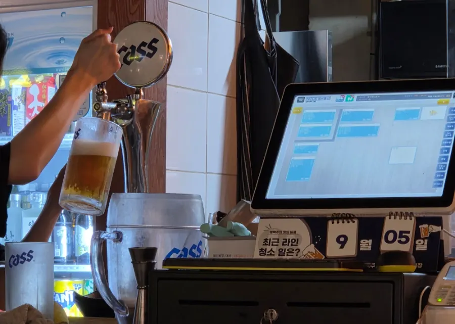 Single-glass drink lineup and draft beer line-cleaning date notice