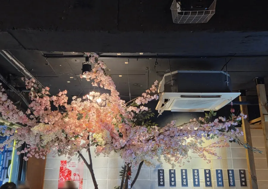 Closing shot of neighborhood pocha Apgujeong Sinpocha in Gaebong-dong