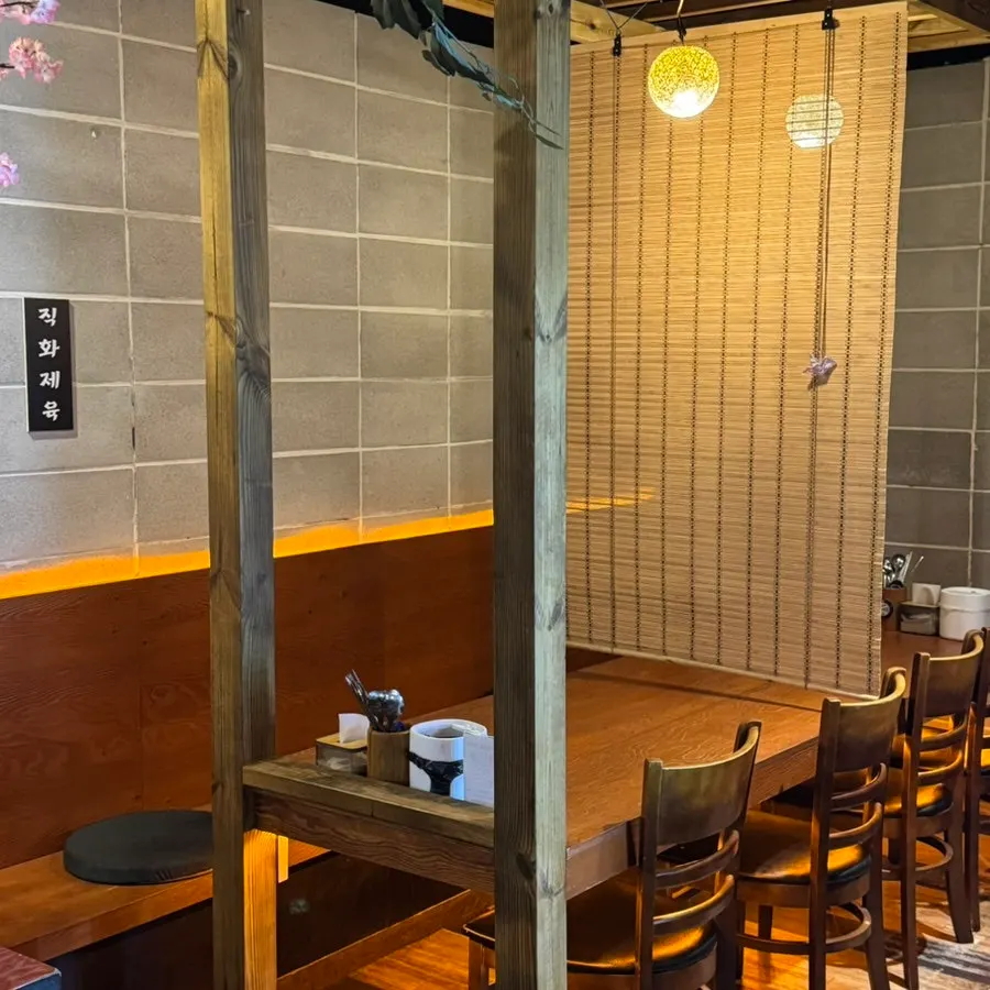 은은한 조명의 포차 좌석