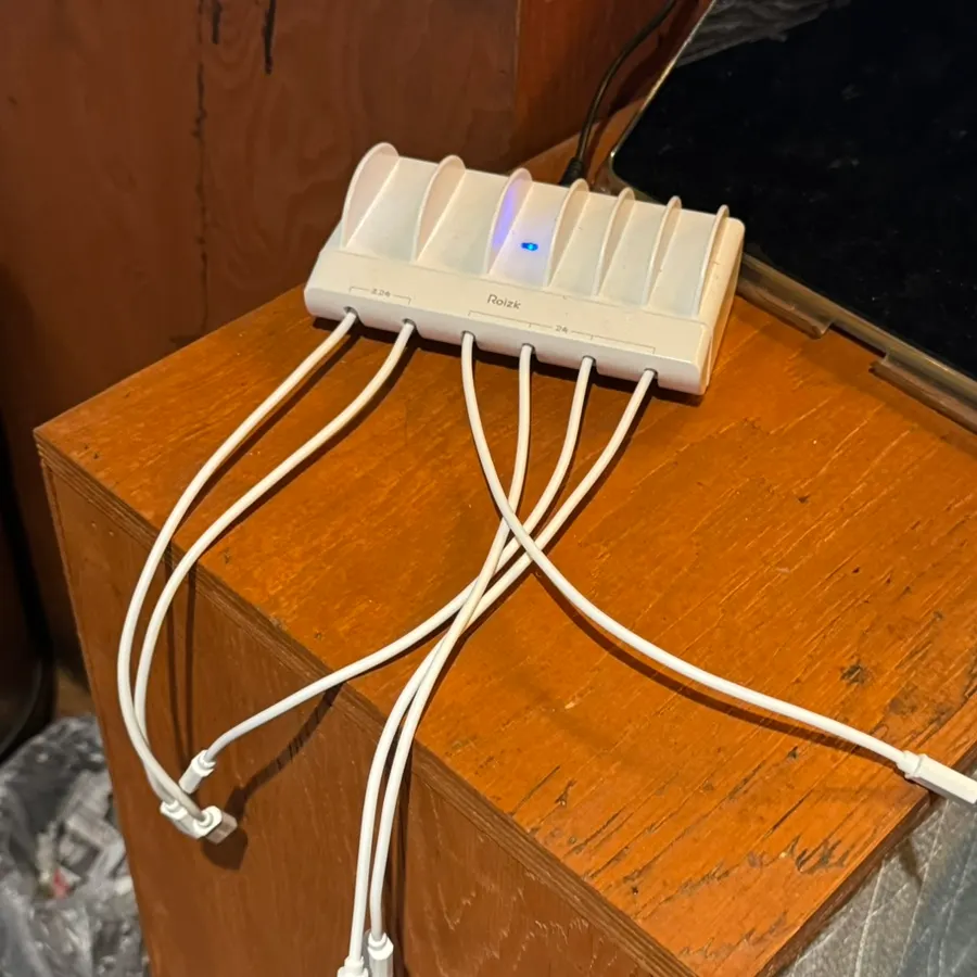 전통주와 위스키가 놓인 진열대