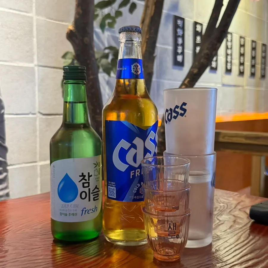 테이블에 놓인 소주와 맥주