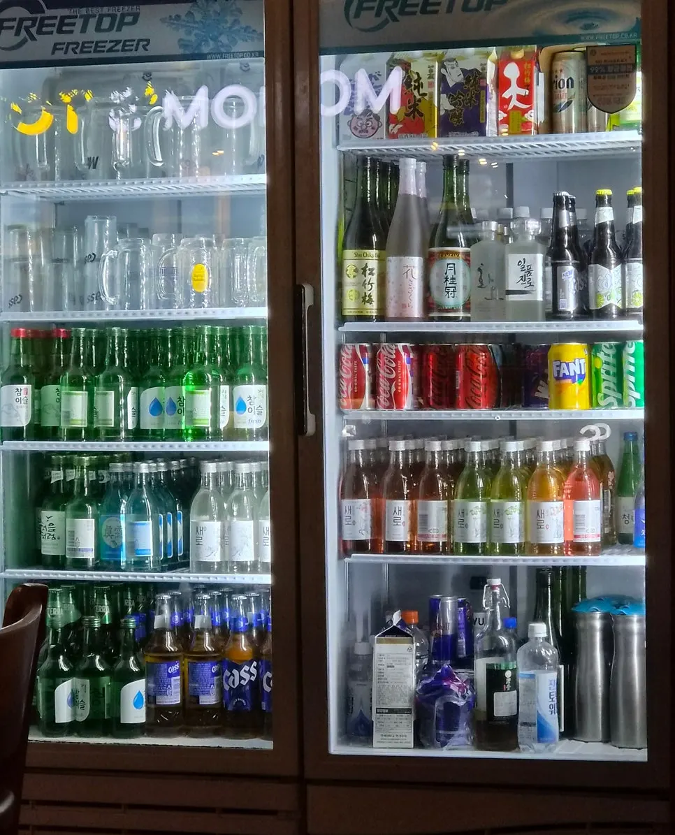 Notice of drink discounts with an order of two dishes