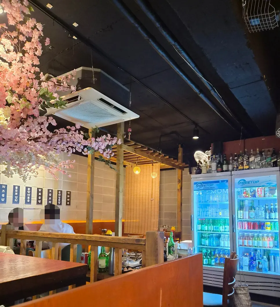 Cozy, pretty interior of Apgujeong Sinpocha