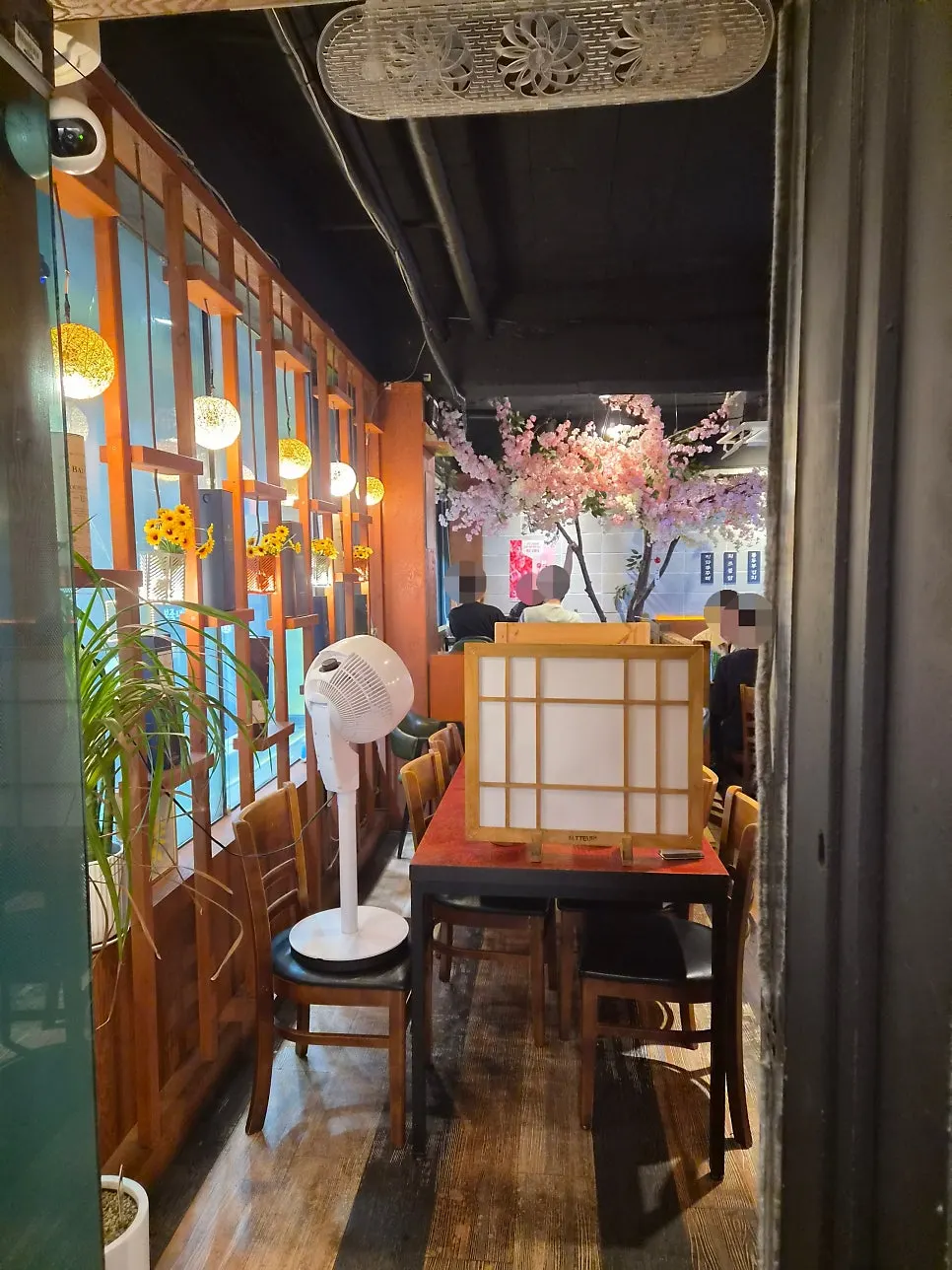 Pocha table layout with a sense of separation