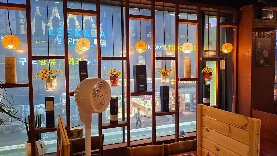 Village-like decorated kitchen area of Apgujeong Sinpocha