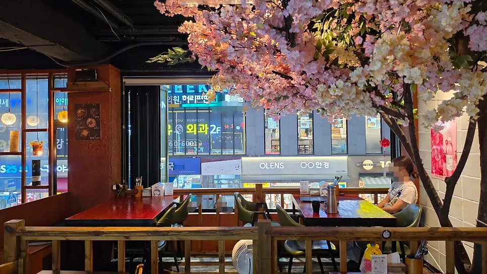 Seating at Apgujeong Sinpocha styled to feel like an outdoor spot