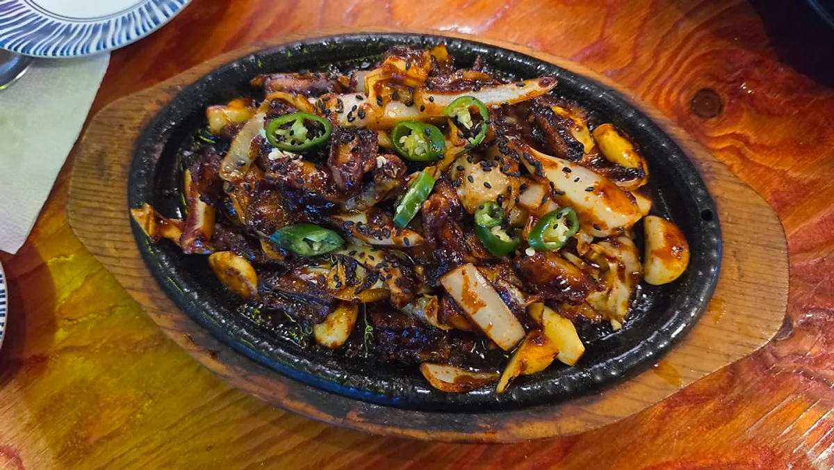 Fire-grilled eel stir-fry served still sizzling