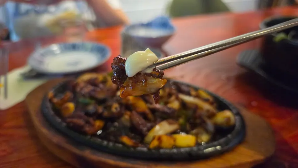 A piece of fire-grilled eel stir-fry served with mayonnaise