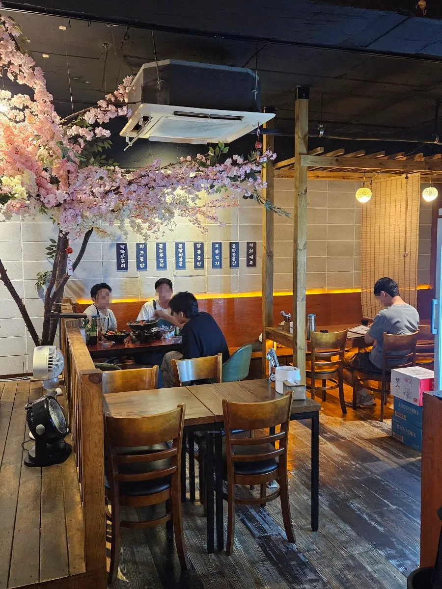 Table seating at Apgujeong Sinpocha
