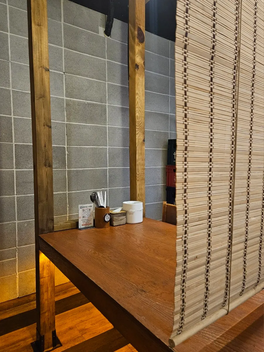 Korean pub table suitable for group gatherings