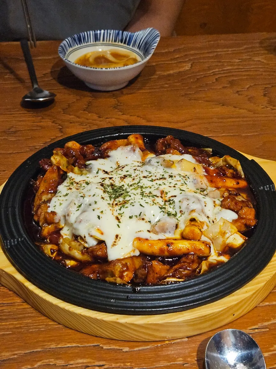 Charcoal-grilled cheese buldak topped with cheese