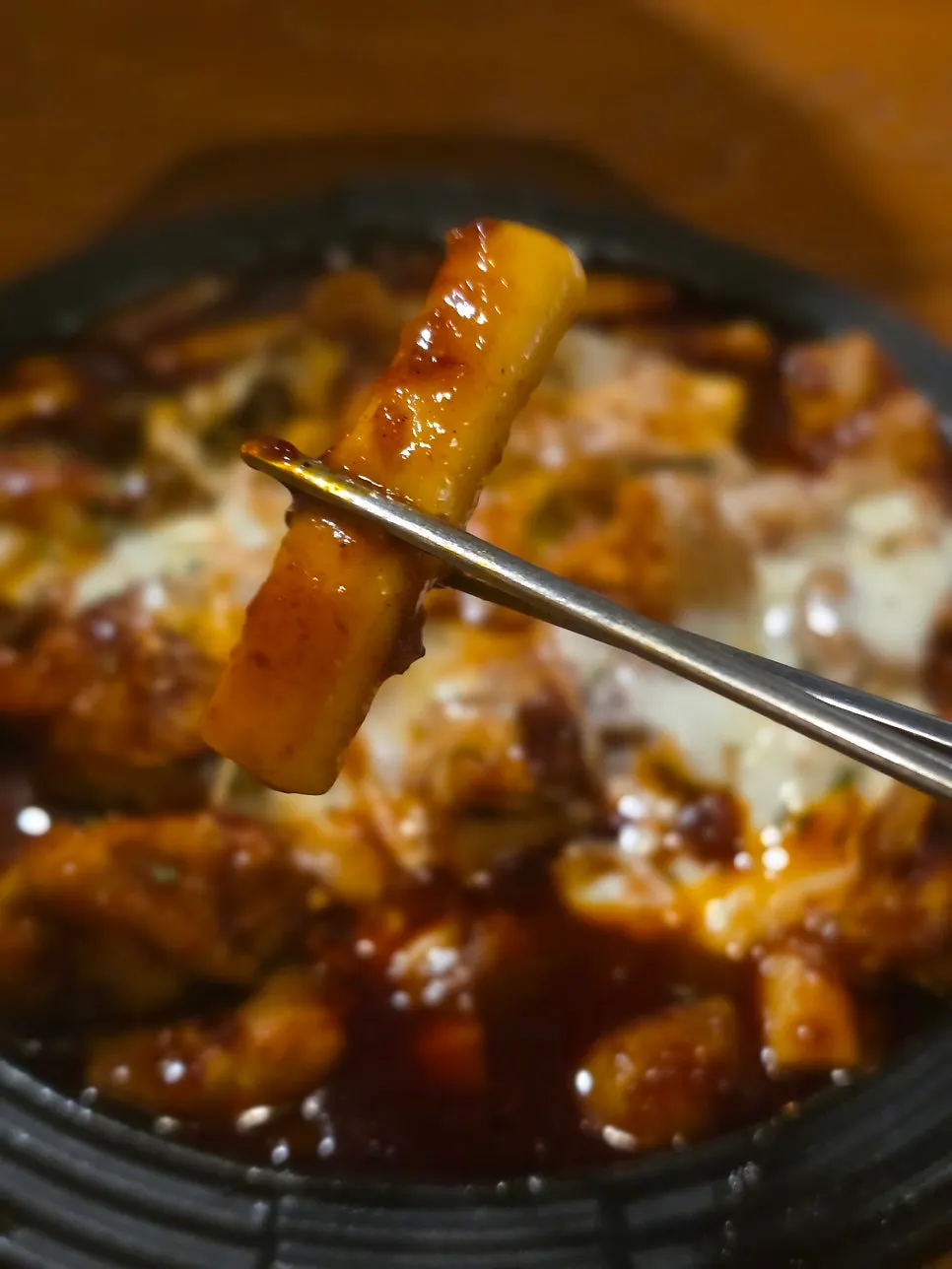 치즈와 닭고기를 함께 집은 모습