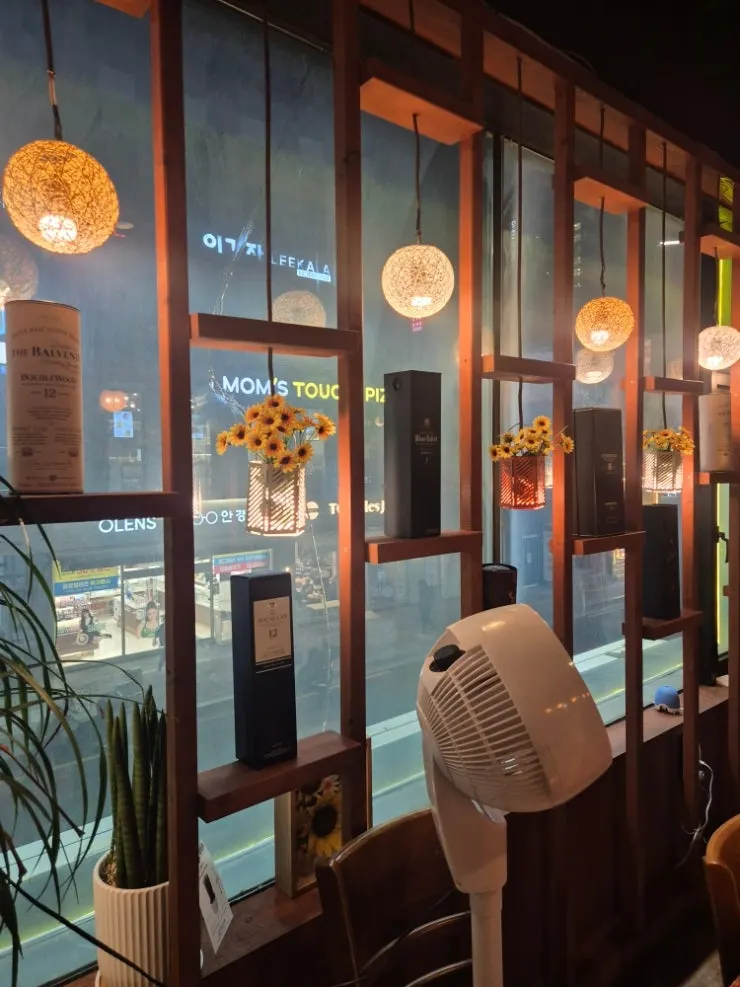 2nd floor table seating at Apgujeong Sinpocha