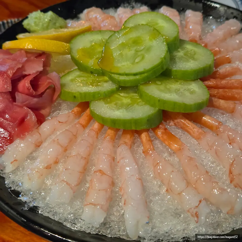 오이와 함께 담긴 단새우회