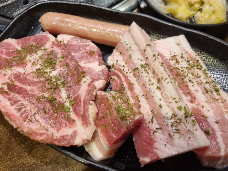 쌈 채소와 기본찬이 깔린 테이블