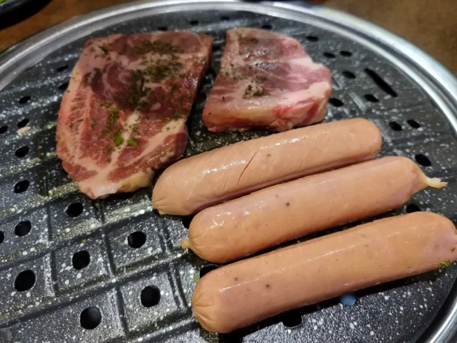 김치와 장아찌, 명이나물 등 기본 반찬