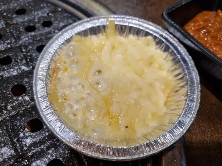 반찬을 직접 담을 수 있는 셀프바
