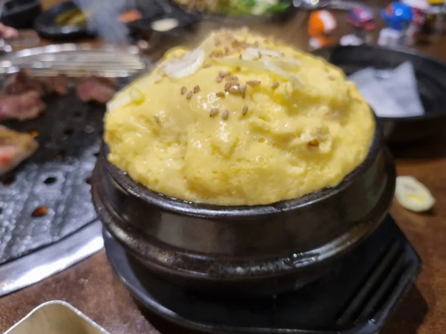 셀프바에 준비된 쌈과 반찬 코너
