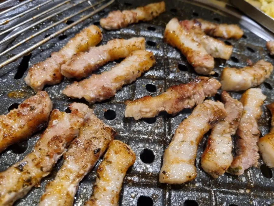 불판에 올려 굽는 삼겹살과 목살