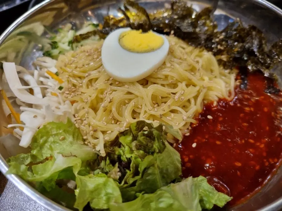 노릇하게 익어가는 고기와 곁들이 반찬
